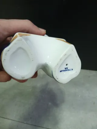 Pareja leyendo Sargadelos