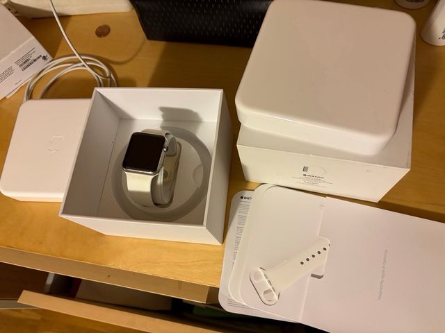 Apple Watch 42mm Plata + 2 Correas