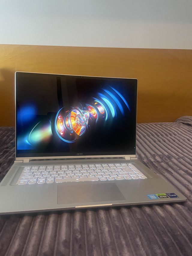 Portátil Gaming i7 + RTX 4070 · OLED 4K · Como Nvo