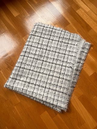 Fular de cuadros blanco y negro.