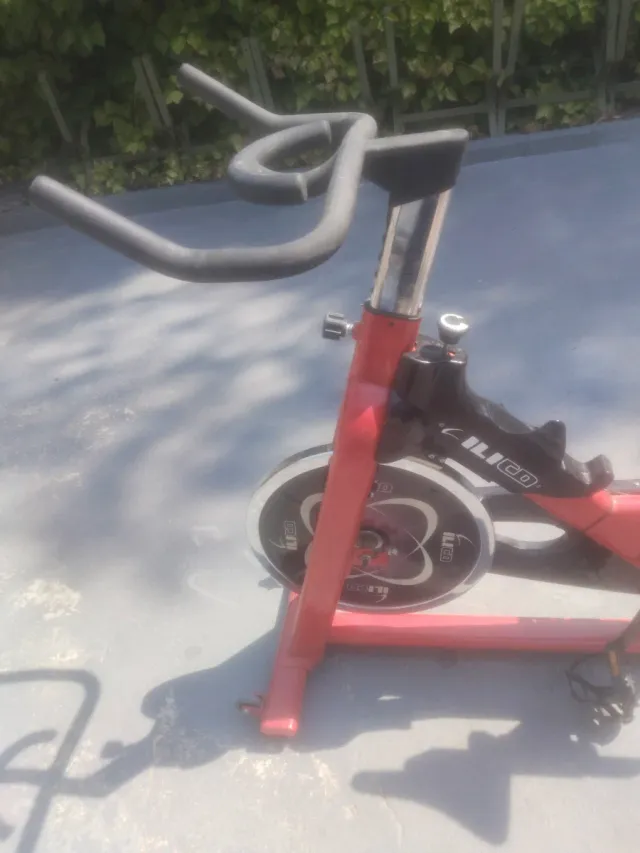 Bicicleta Estática Roja y Negra