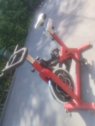 Bicicleta Estática Roja y Negra