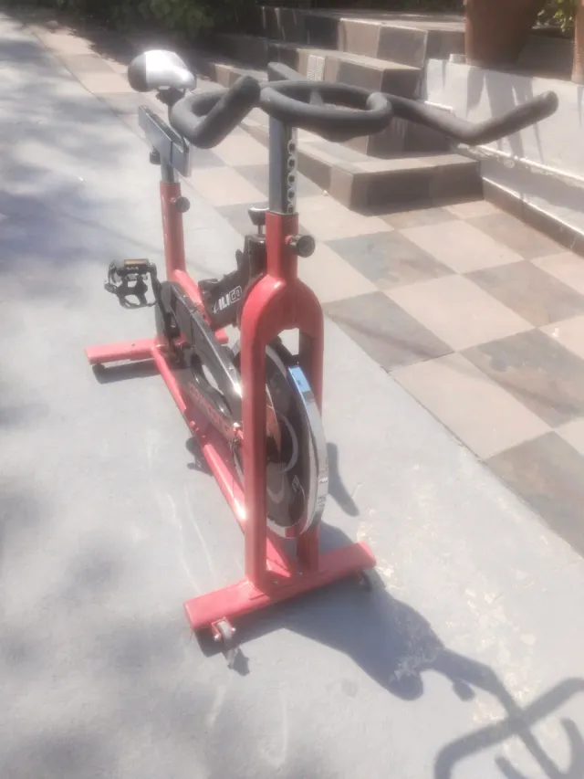 Bicicleta Estática Roja y Negra