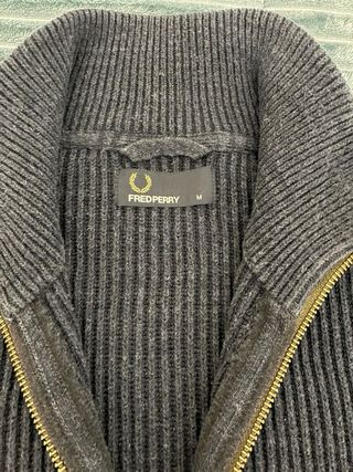 Chaqueta Fred Perry gris azulado con cremallera.