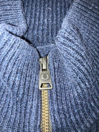 Chaqueta Fred Perry gris azulado con cremallera.