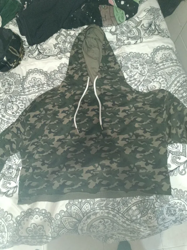 Sudadera corta con capucha camuflaje