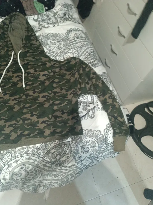 Sudadera corta con capucha camuflaje