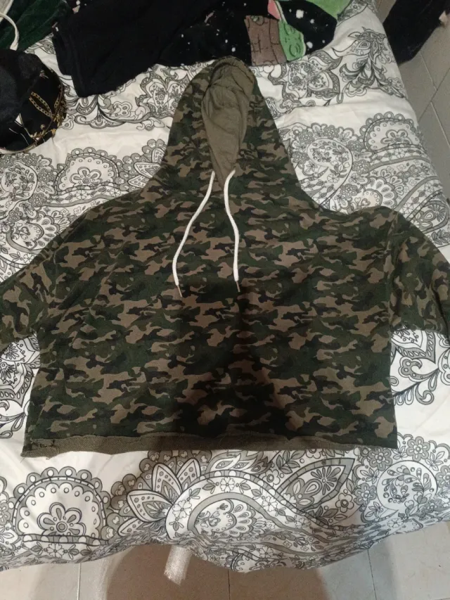 Sudadera corta con capucha camuflaje