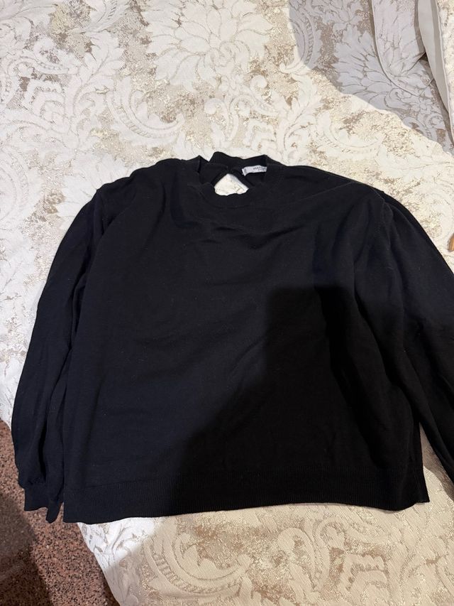 Jersey negro con abertura en espalda