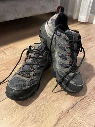 Zapatillas de montaña Merrell grises y negras
