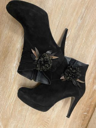 Botines negros ante con detalle de elegante flor