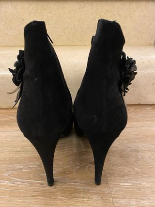 Botines negros ante con detalle de elegante flor