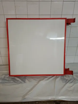 Letrero luminoso con marco rojo