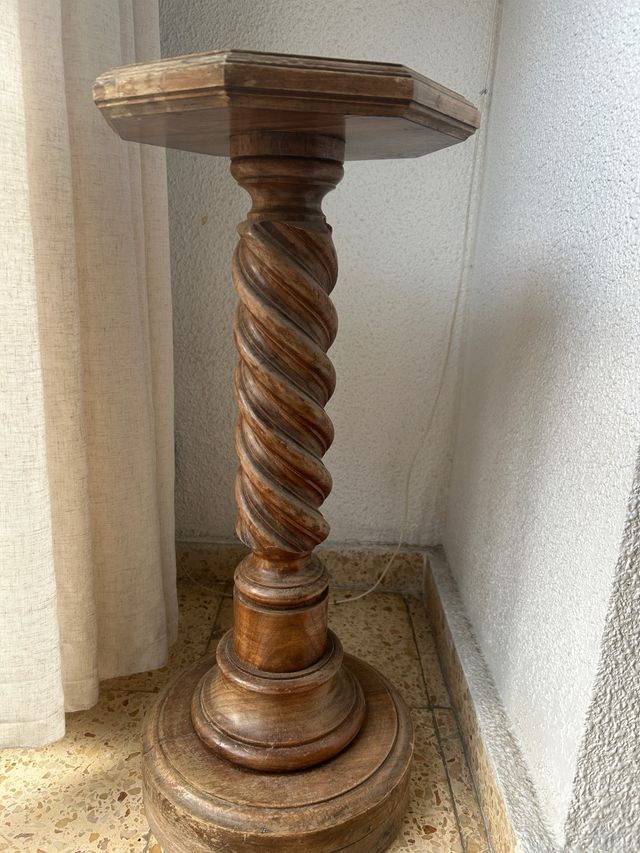 Columna de madera tallada
