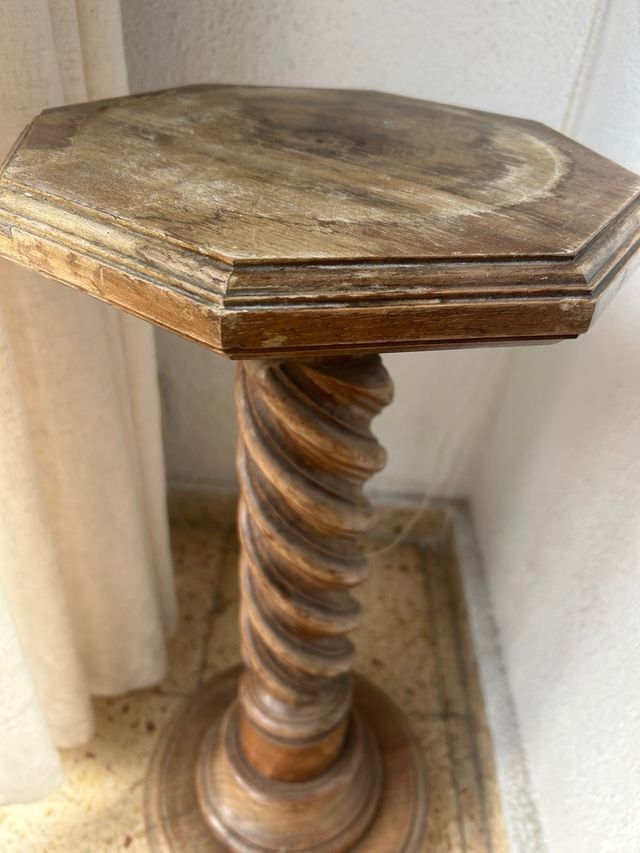Columna de madera tallada