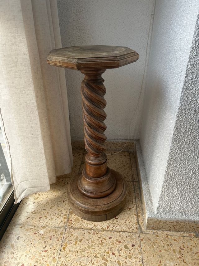 Columna de madera tallada