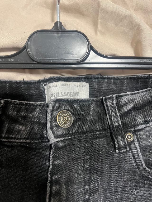Pantalón vaquero Pull&Bear negro Talla 42