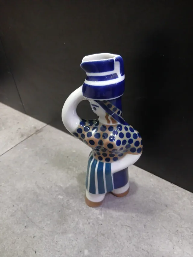 Figura cerámica Sargadelos mujer con cántaro