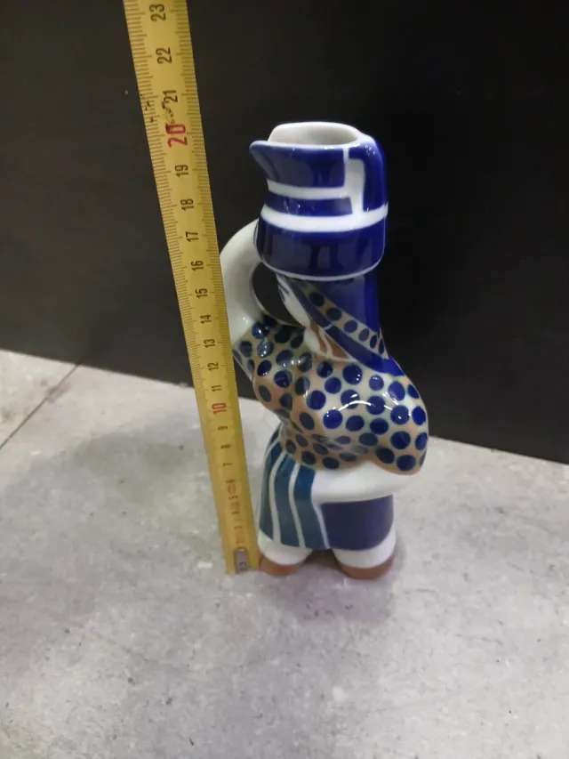 Figura cerámica Sargadelos mujer con cántaro