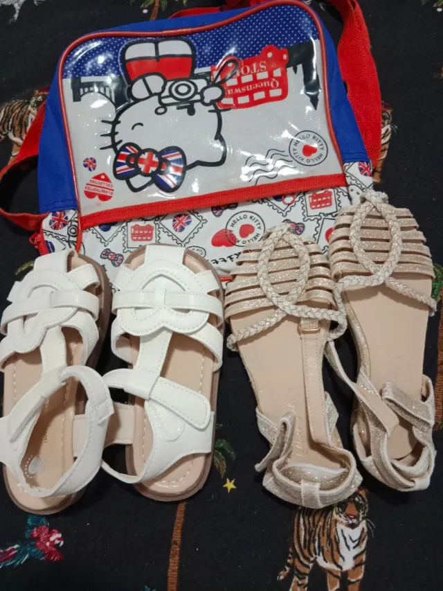 Lote niña: Bolso Hello Kitty y sandalias