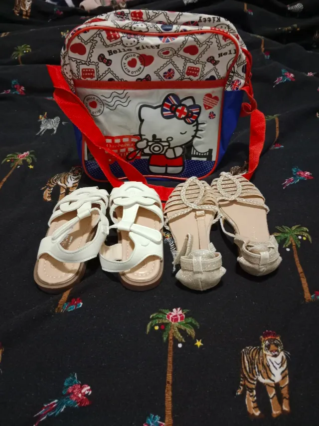 Lote niña: Bolso Hello Kitty y sandalias