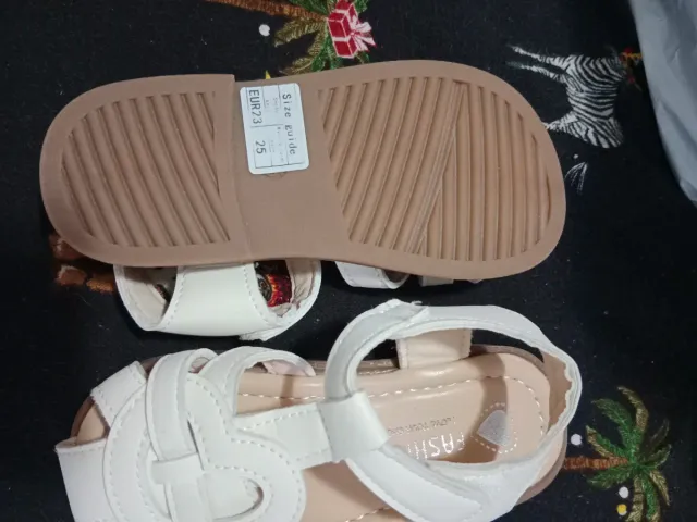 Lote niña: Bolso Hello Kitty y sandalias