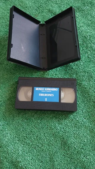 Cinta VHS Mundo Submarino Tiburones Cousteau