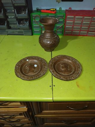 Vaso e piatti di rame antichi