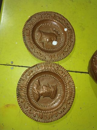 Vaso e piatti di rame antichi