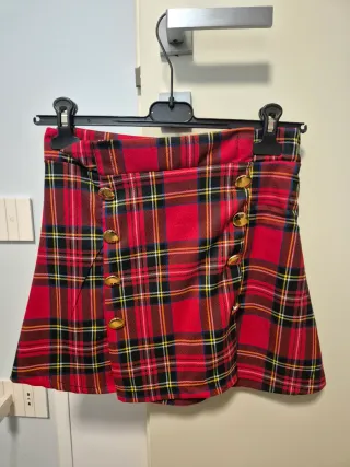 Gonna tartan corta con bottoni dorati