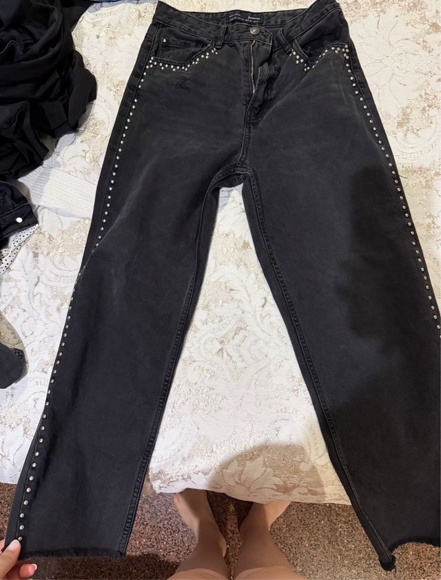 Pantalones vaqueros negros con tachuelas