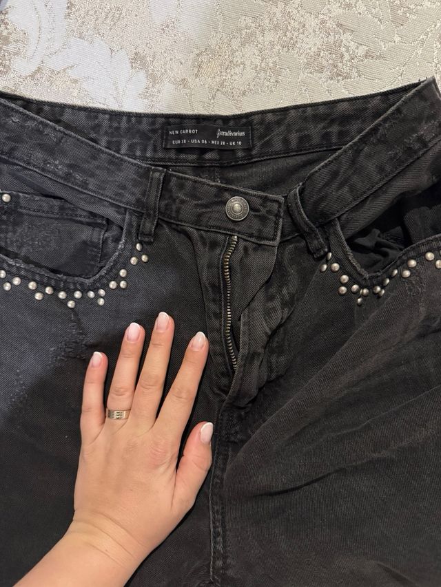 Pantalones vaqueros negros con tachuelas