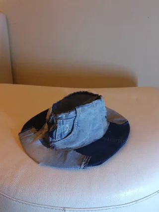 Cappello in jeans fatto a mano
