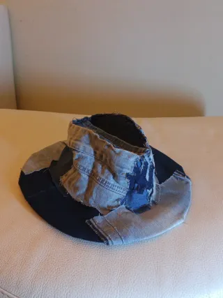 Cappello in jeans fatto a mano