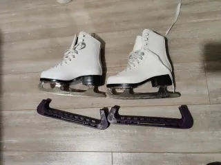 Patines de hielo blancos con protectores talla 30