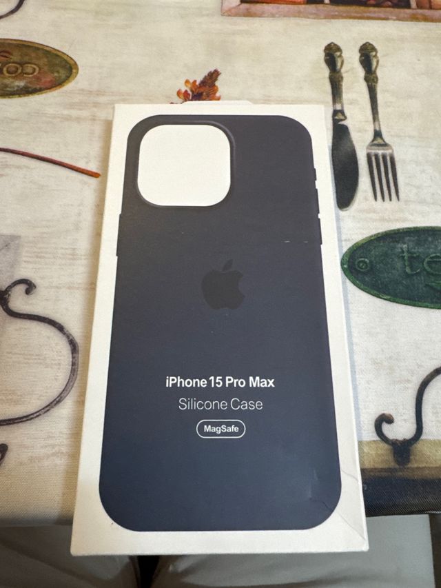 Custodia iPhone 15 Pro Max in silicone MagSafe