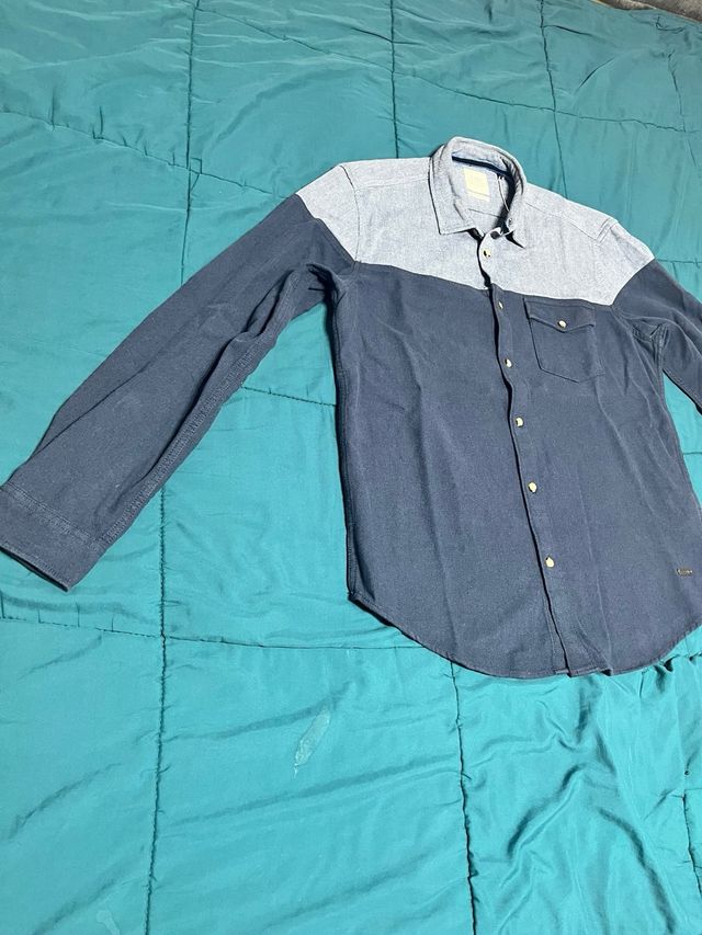 Camisa azul de manga larga