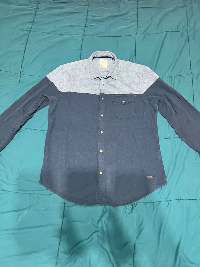 Camisa azul de manga larga