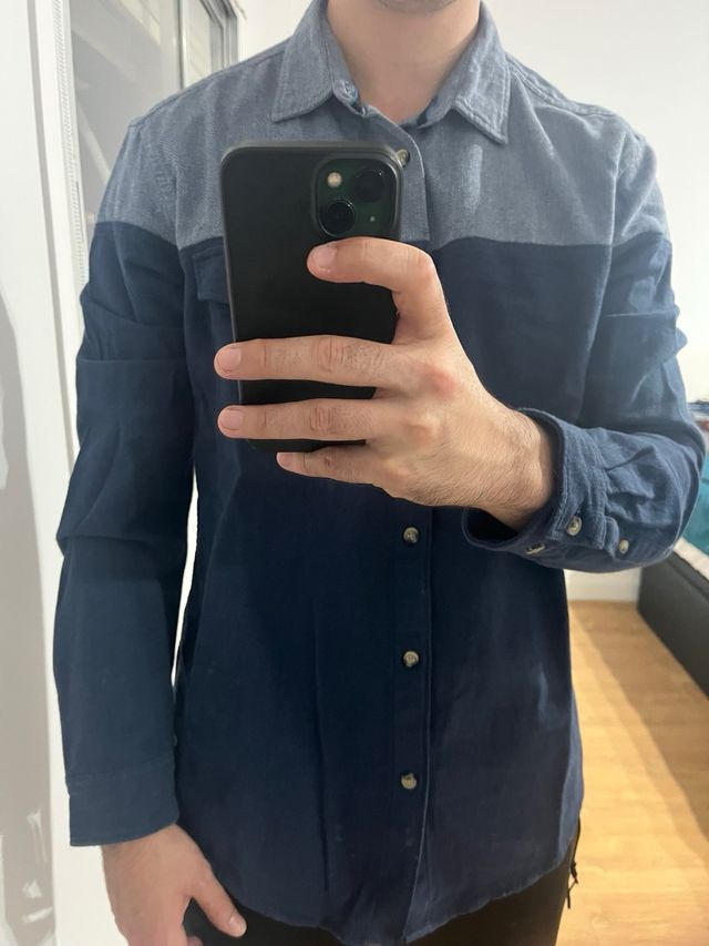 Camisa azul de manga larga