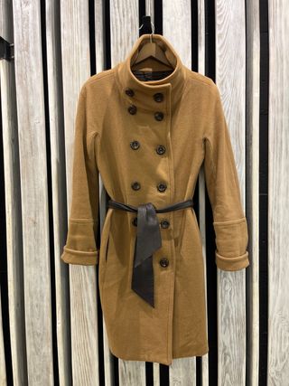 Abrigo marrón con cinturón
