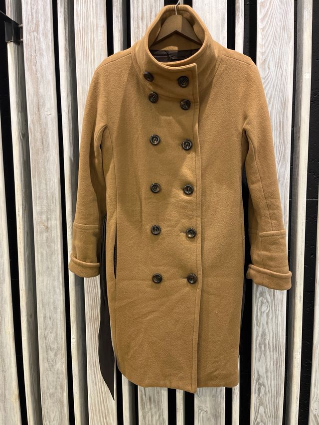 Abrigo marrón con cinturón