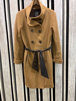 Abrigo marrón con cinturón