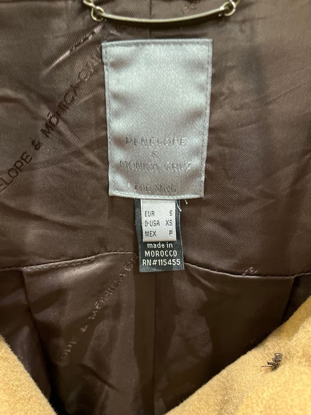 Abrigo marrón con cinturón