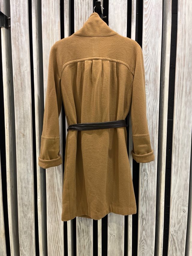 Abrigo marrón con cinturón
