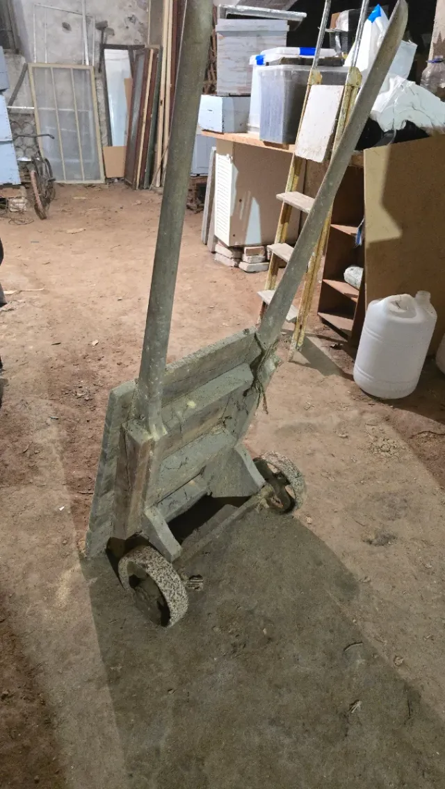 Carretilla antigua de madera y metal