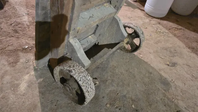 Carretilla antigua de madera y metal