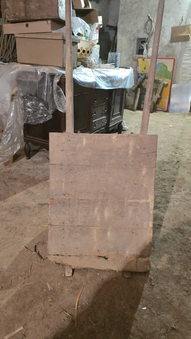 Carretilla antigua de madera y metal