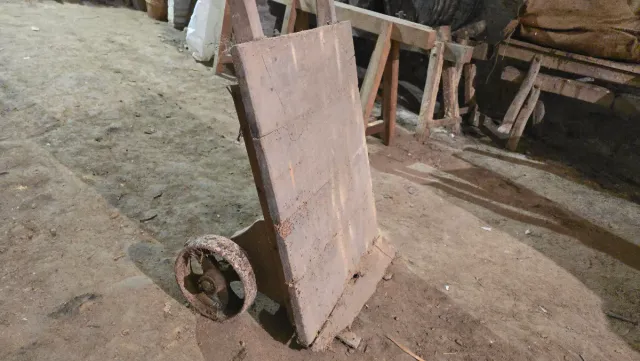 Carretilla antigua de madera y metal