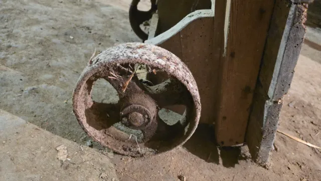 Carretilla antigua de madera y metal