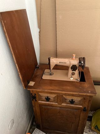 Máquina de coser Singer con mueble de madera maciz